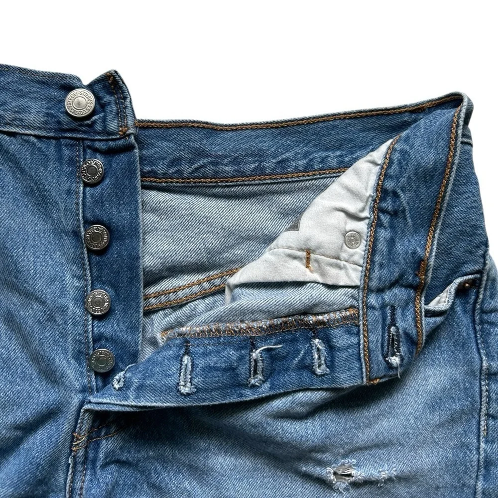 Levi’s 501 Button fly Raw Distressed Hem Medium Wash Denim Jean Shorts Size 28